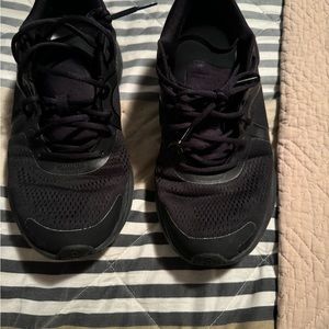 Women’s bliss feel 9.5 shoes.